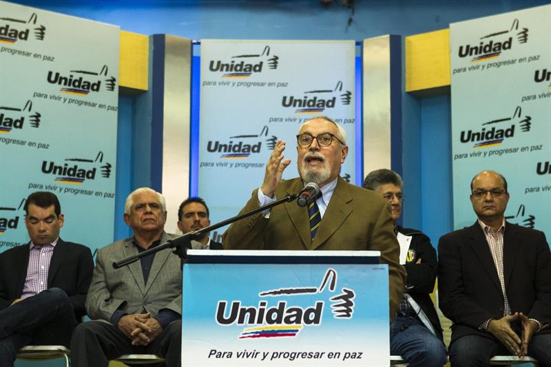 El secretario ejecutivo de la opositora Mesa de la Unidad Democrática, Ramón Guillermo Aveledo, en una rueda de prensa hoy en Caracas