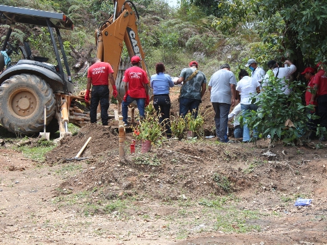 Los trabajos de inhumación iniciaron esta mañana en el cementerio de Ayotac de Álvarez. 