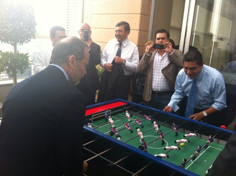 El coordinador de los senadores panistas, Jorge Luis Preciado jugó futbolito con el presidente nacional electo del PAN, Gustavo Madero. 