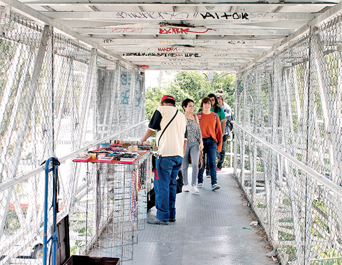 El comercio informal no tiene límites y llegó al puente de la Preparatoria 10.