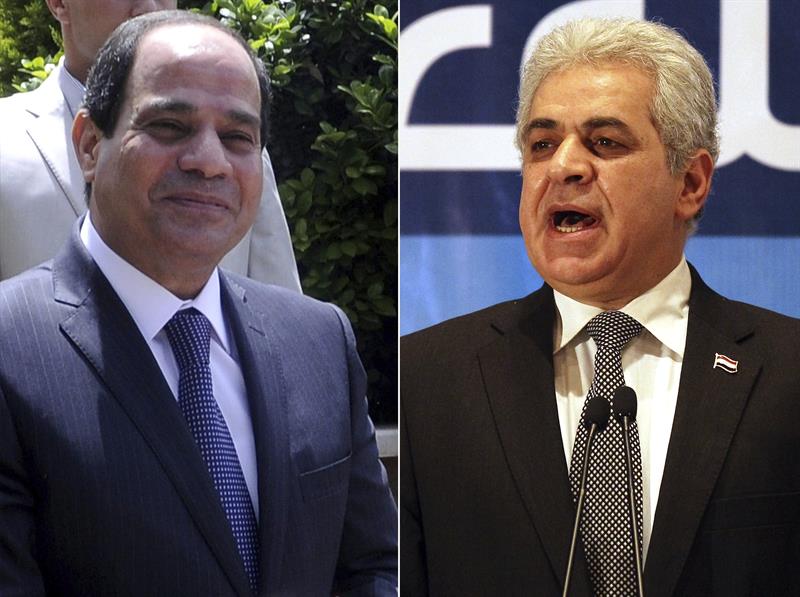El ex jefe del Ejército Abdelfatah al Sisi (i), y su rival en las elecciones presidenciales, el izquierdista Hamdin Sabahi (d) 