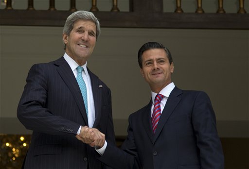 John Kerry y el presidente Enrique Peña Nieto en la residencia oficial de Los Pinos.