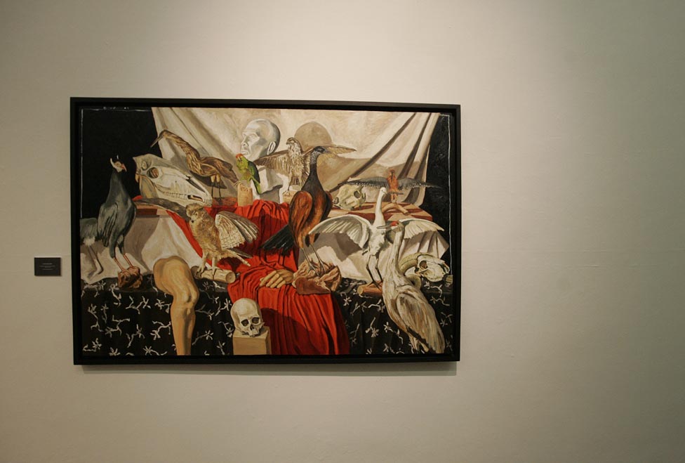 La muestra se compone en su mayoría de pinturas en gran formato.