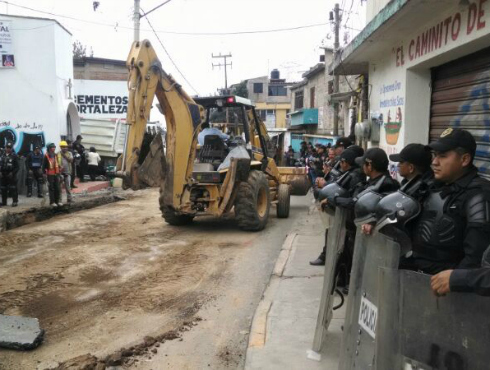 Policías resguardan la maquinaria en San Bartolo Ameyalco.