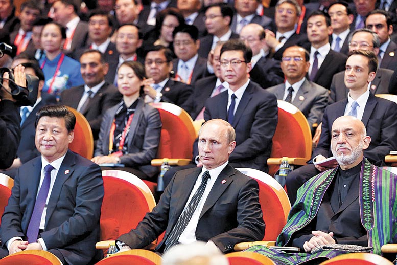 El presidente chino (izq.) junto a su par ruso y el líder afgano, Hamid Karzai, ayer en Shanghái.