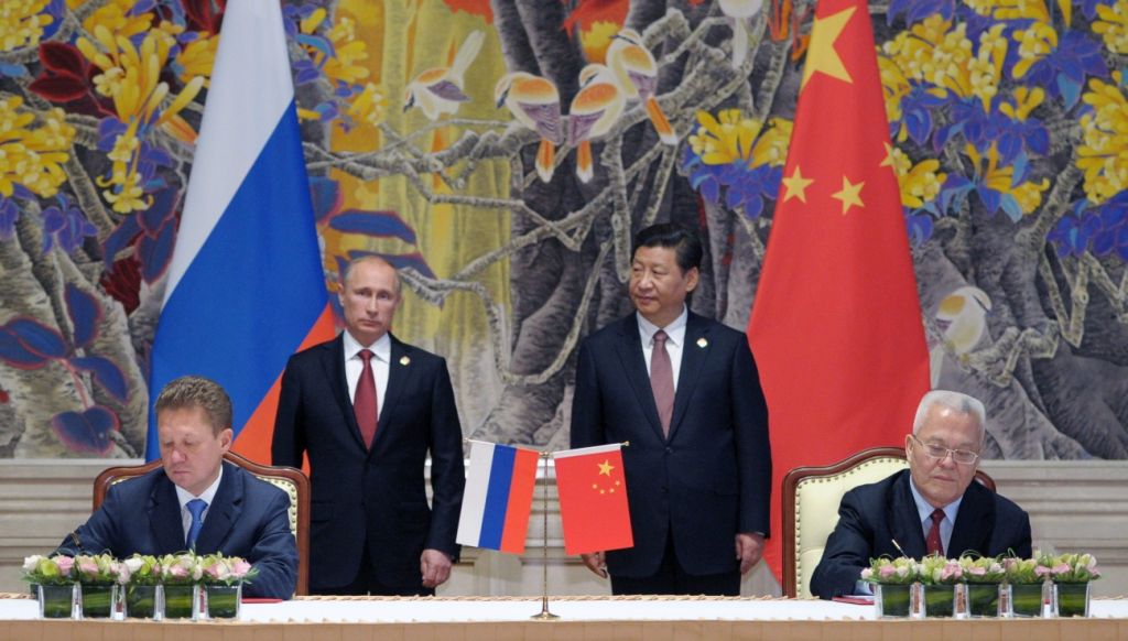 El presidente ruso, Vladímir Putin, y su homólogo chino, Xi Jinping, asisten a la firma de un acuerdo histórico por parte del consejero delegado de G