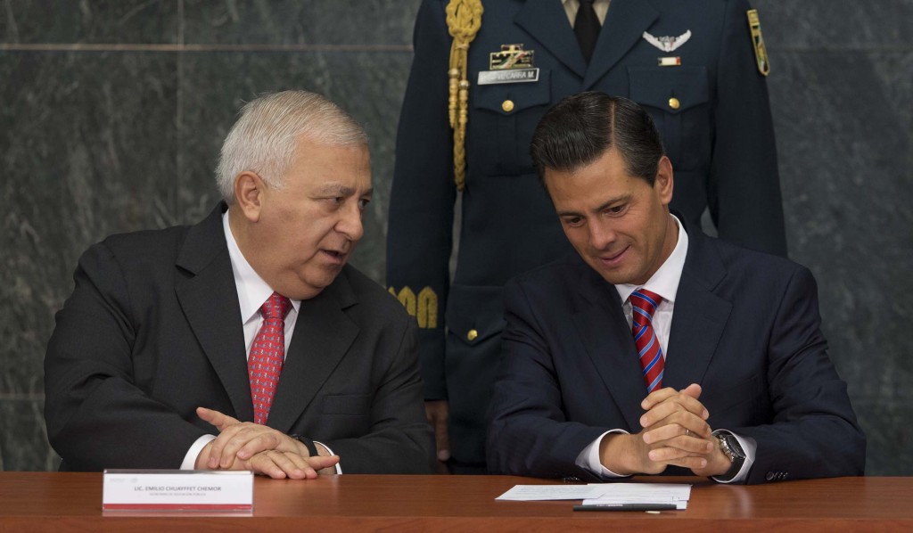 El presidete Enrique Peña Nieto y Emilio Chuayffet, secretario de Educación, durante la ceremonia por el 78 aniversario del Instituto Politécnico Naci