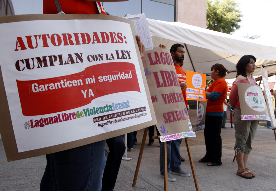 Red de Mujeres de La Laguna afuera de la presidencia de Gómez Palacio.