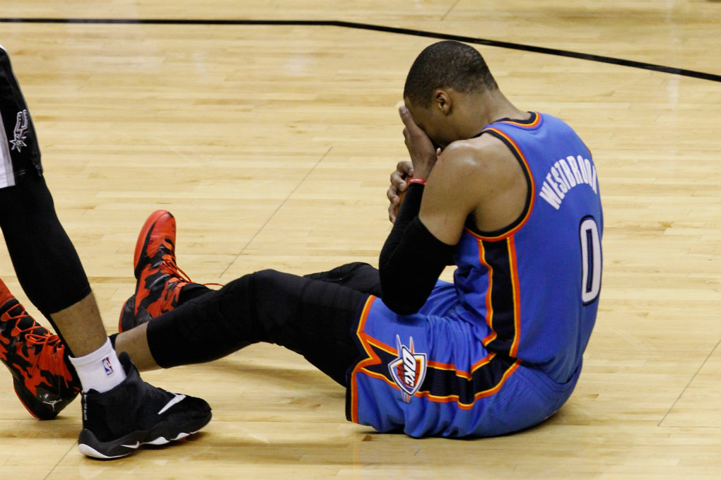 Russell Westbrook no evitó la paliza de Spurs 
