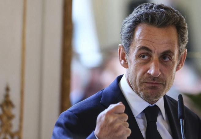 Sarkozy, durante un discurso antes de condecorar al ministro de Exteriores belga el pasado año en París