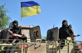 Soldados ucranianos hacen guardia en un vehículo de transporte de personal militar en Izyum, en la región de Kharkiv
