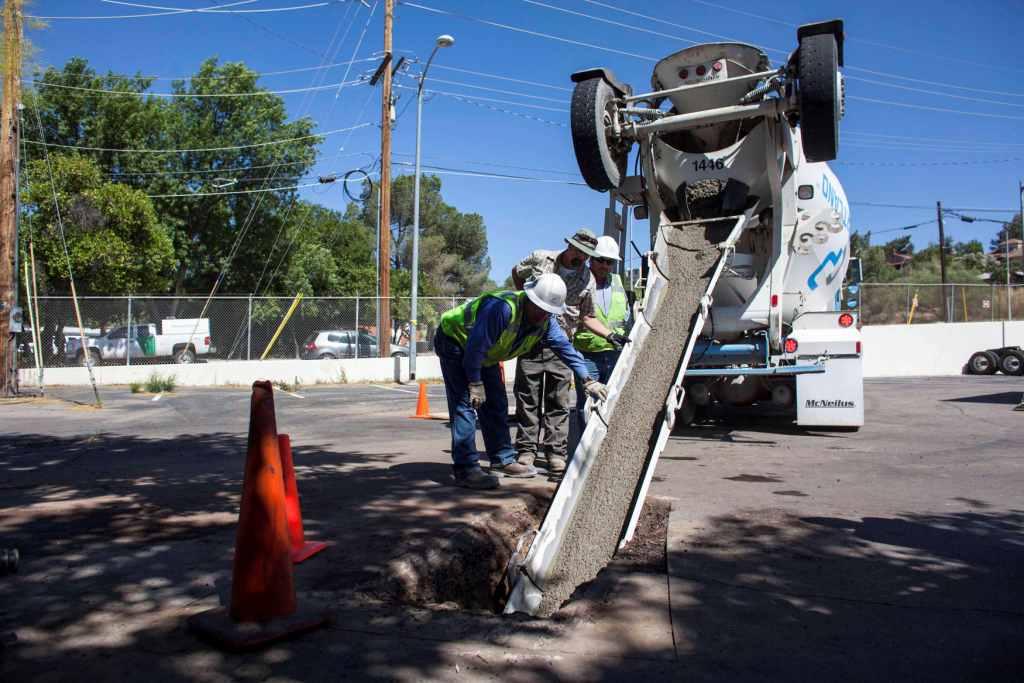 Al menos seis camiones con concreto fueron utilizados para sellar el túnel.