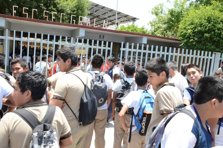 Los alumnos del turno vespertino de la Secundaria General 7 se manifestaron para exigir por la muerte de su compañero Héctor Alejandro Mendez Ramírez 