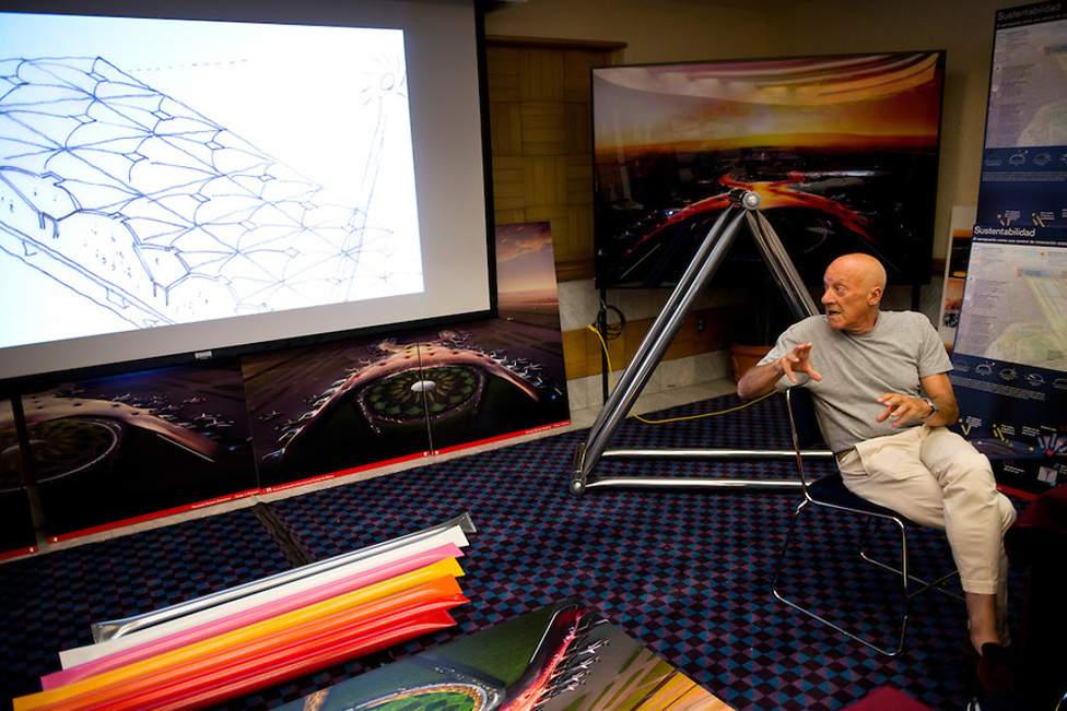 El arquitecto británico Sir Norman Foster muestra planos del proyecto.
