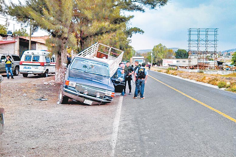 La camioneta en la que viajaba el mando cuando fue atacado a tiros en la carretera Obregón-Aeropuerto.