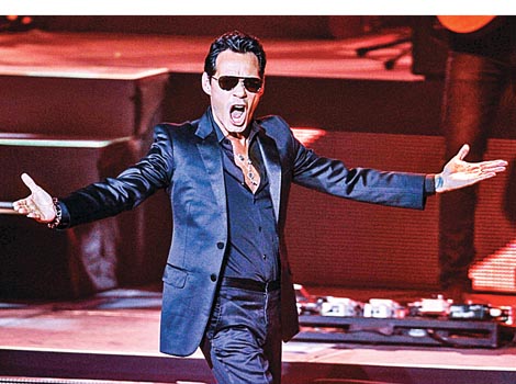 El cantante hizo mover las caderas a más de nueve mil personas.