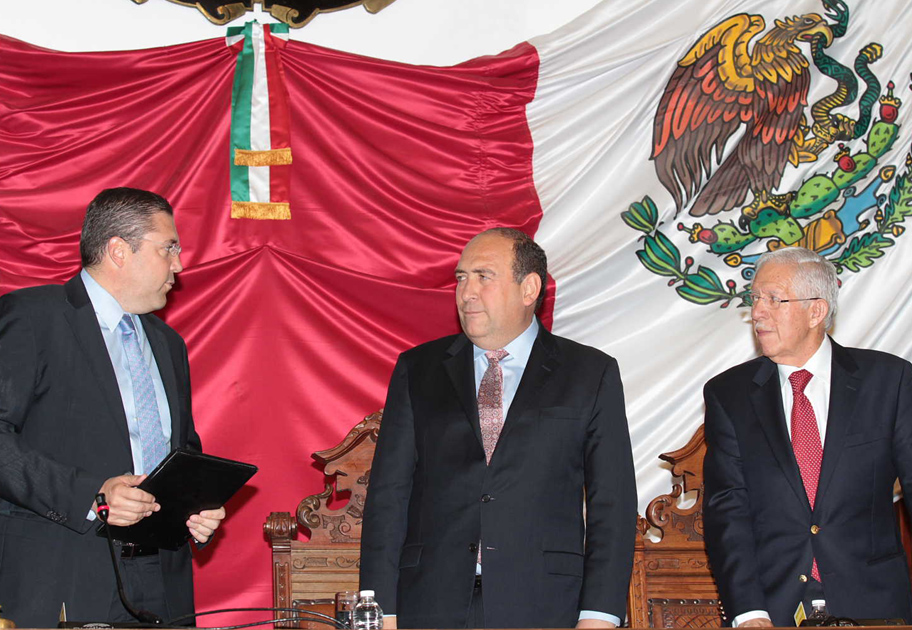 El gobernador firmó la iniciativa para la Ley de Transparencia.