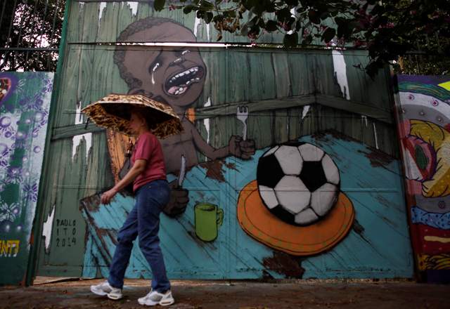Grafitti en una barda de Sao Paulo muestra a un niño con hambre y solo tiene de comer un balón de futbol 