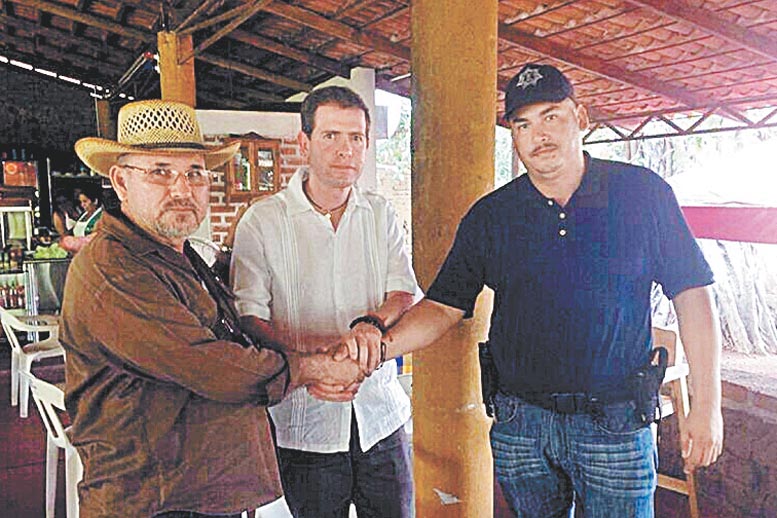 Hipólito Mora, Alfredo Castillo y "El Americano" sellan la reconciliación.
