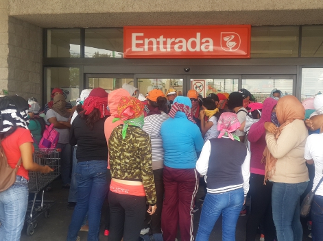 Por una hora los normalistas cerraron la entrada de un centro comercial.