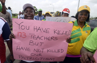 "Han matado a 173 maestros pero no han matado nuestro patriotismo" dice la pancarta de un profesor, en una marcha contra Boko Haram en Lagos