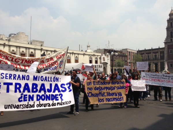 Docentes se manifiestan frente a la SEP- Grupo Milenio