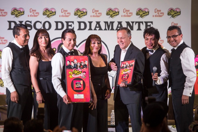 El periodista Ciro Gómez Leyva estuvo presente cuando la agrupación recibió la distinción.