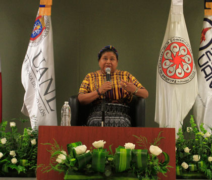 Rigoberta Menchú compartió con la Federación de Estudiantes Indígenas y maestros del plantel su receta contra la violencia.