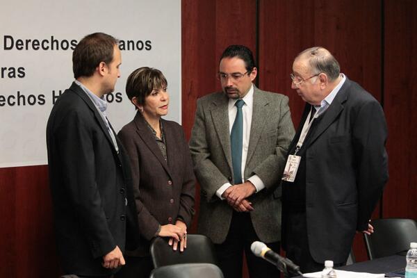La senadora del PRD Angélica de la Peña se reunió con integrantes del Frente por la Libertad de Expresión y la Protesta Social.