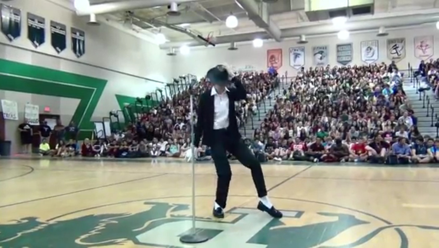Brett Nichols durante su imitación de Michael Jackson en el concurso de talentos.
