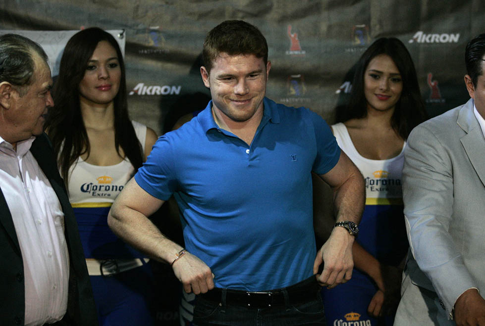 El Canelo estará realizando preparación con sparrings zurdos, como su rival