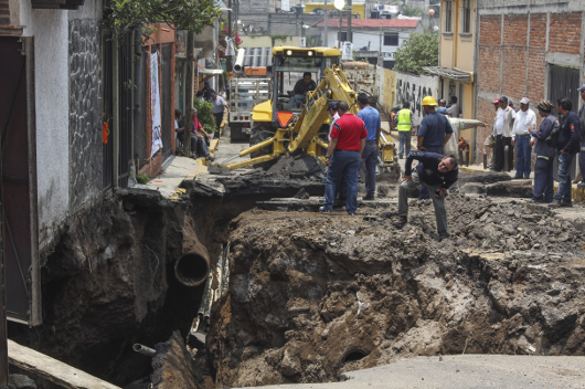 La fractura de un tubo de agua potable de 20 pulgadas en la colonia San Simón Culhuacán en Iztapalapa provocó un socavón.