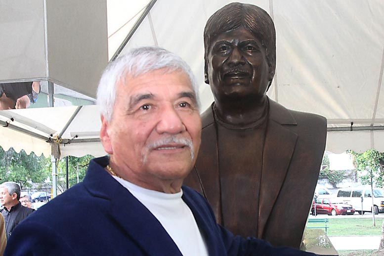 Martín Urieta posó junto a su busto.