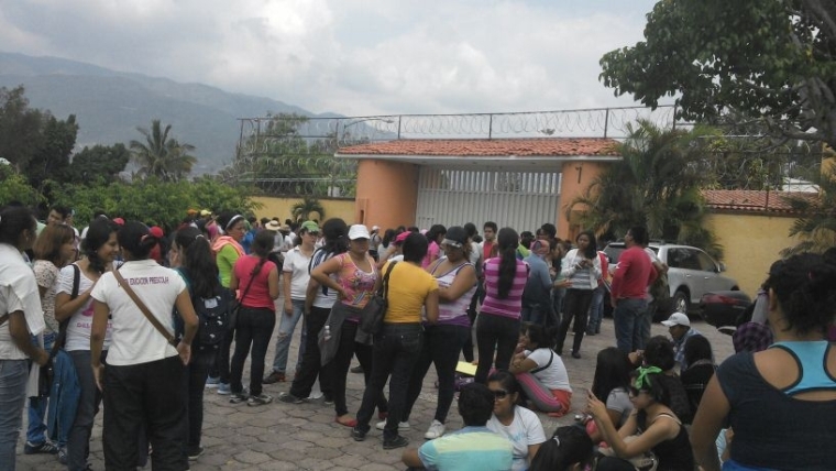 Normalistas ingresaron a la residencia oficial Casa Guerrero para tomar parte de una mesa de trabajo con integrantes de la administración pública esta