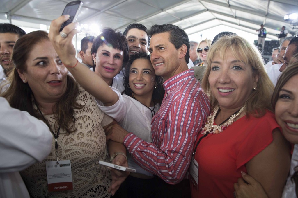 El Presidente también hizo varias selfies con otros asistentes al evento como maestros y alumnos
