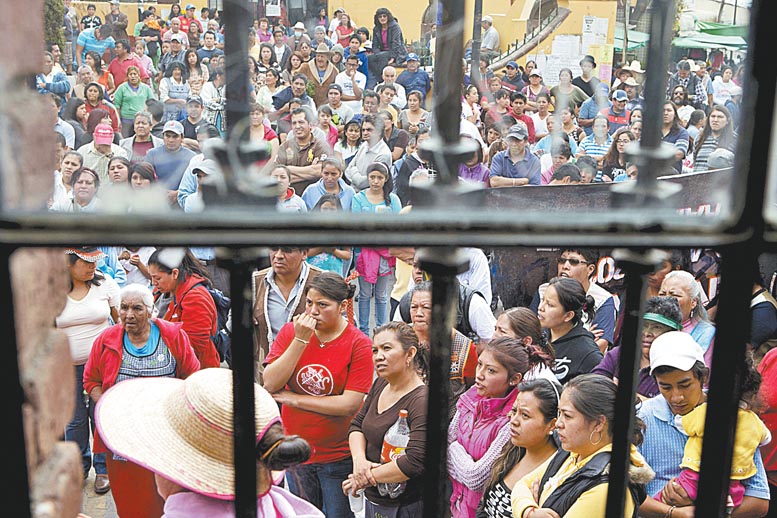 Vecinos del lugar durante una asamblea realizada en la plaza principal del pueblo.