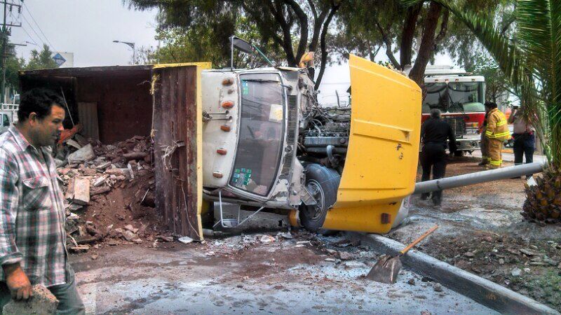 El conductor del camión llevaba la unidad a exceso de velocidad.