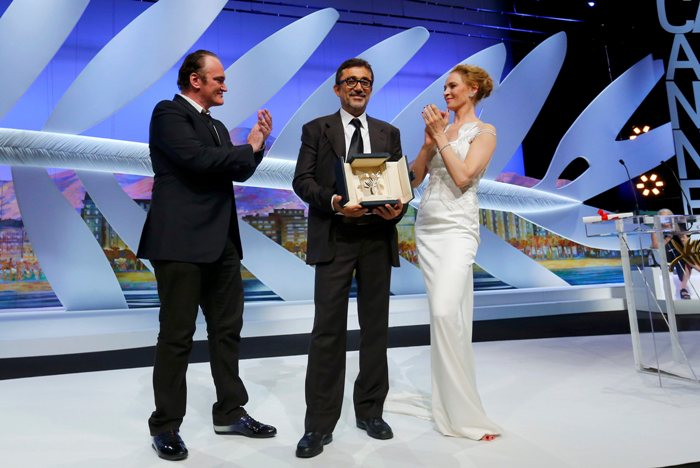 El director Nuri Bilge Ceylan (Centro), recibió la Palma de Oro en Cannes por su cinta "Winter Sleep". En la foto posa con Quentin Tarantino y Uma Thu