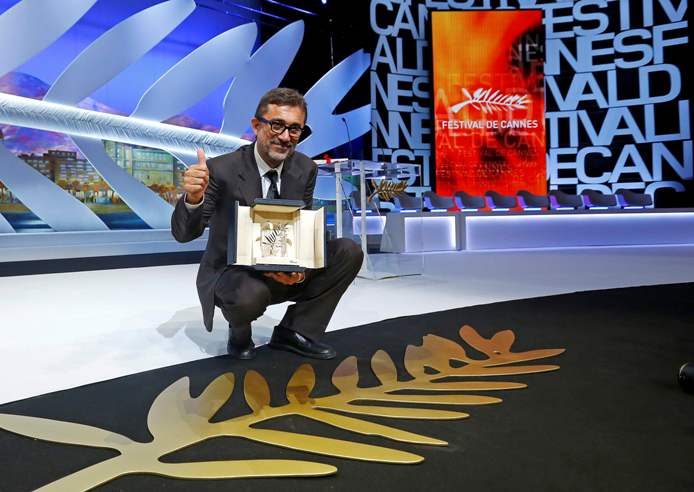 El director Nuri Bilge Ceylan, posa con la Palma de Oro por su cinta "Winter Sleep". 
