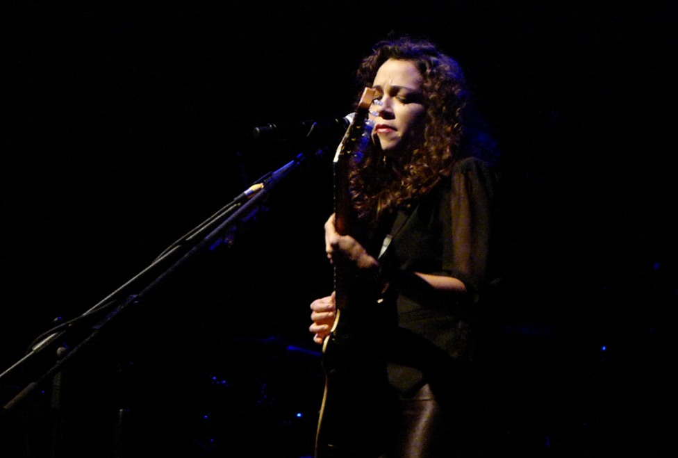 Lafourcade con guitarra en mano arrancó la presentación con  “Farolito”