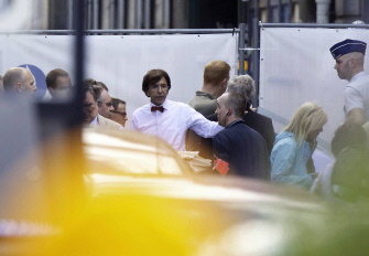 El primer ministro belga, Elio di Rupo (c), llega a la escena de los atentados en el museo de Bruselas