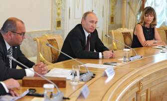 Putin, en la reunión con las agencias de prensa internacionales en el palacio Constantino en Strelna, cerca de San Petersburgo