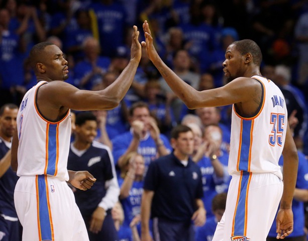 Kevin Durant y Serge Ibaka, jugadores del thunder
