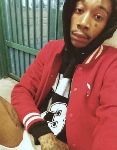 El rapero Whiz Khalifa publicó una foto en la que aparece encarcelado. 