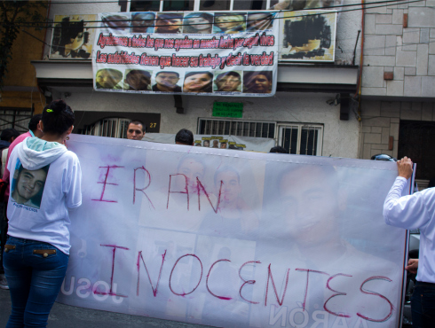 Frente al bar Heaven, de donde fueron secuestrados 13 jóvenes que después aparecieron sin vida, familiares y amigos les rindieron homenaje.