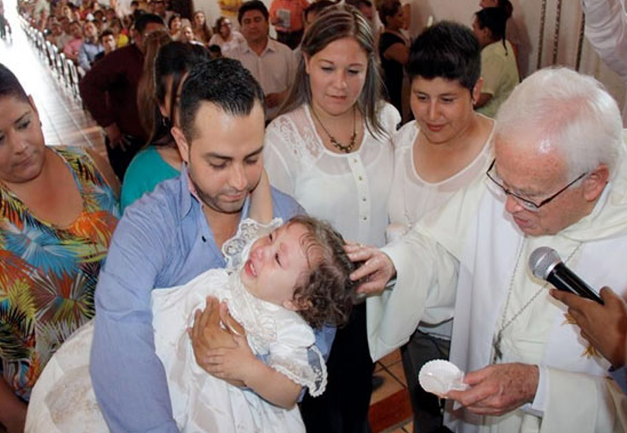 La bebé tiene un año y cuatro meses de edad.