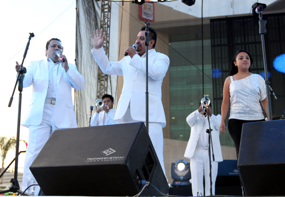 Los ángeles vestidos de blanco.