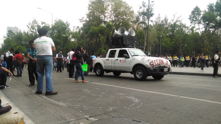 Los maestros se encuentran frente al Palacio de Bellas Artes