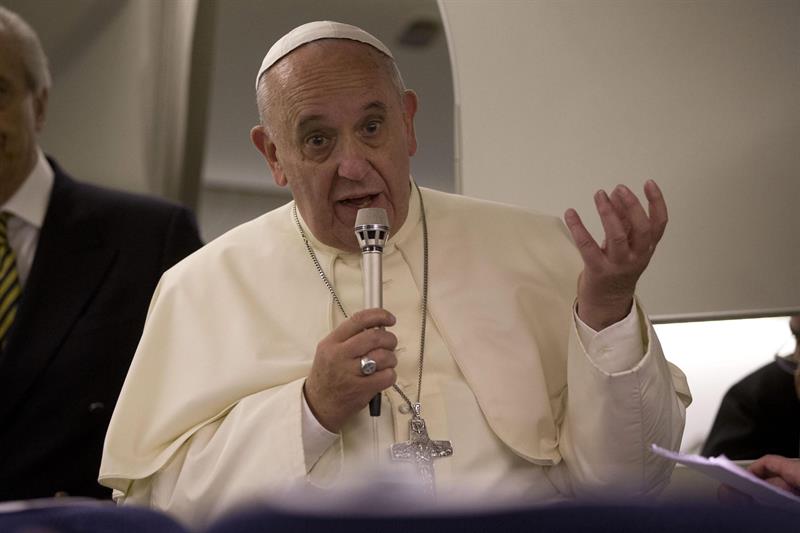 El papa Francisco habla con los periodistas durante una rueda de prensa hoy a bordo del vuelo que lo llevó de regreso a Roma 