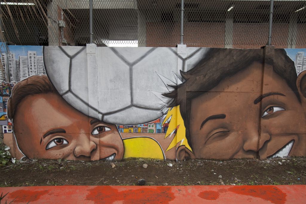 Desde el aficionado que observa el partido en televisión o en el estadio hasta las jugadas en los partidos son las escenas que muestran los grafiteros
